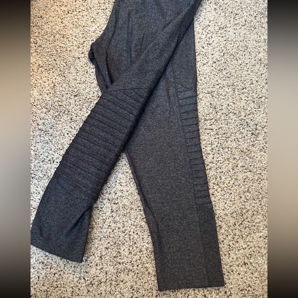 C&C sport leggings. Textured pattern on legs